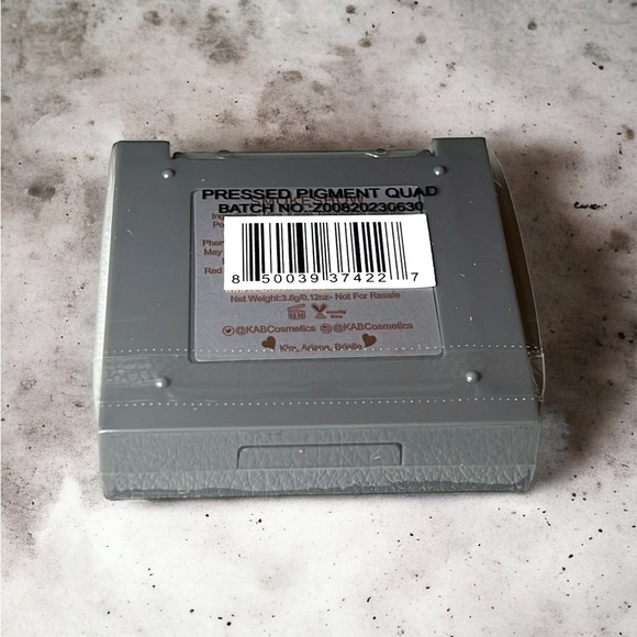 NWT KAB COSMETICS Eyeshadow Quad in Smokeshow - Picture 3 of 3